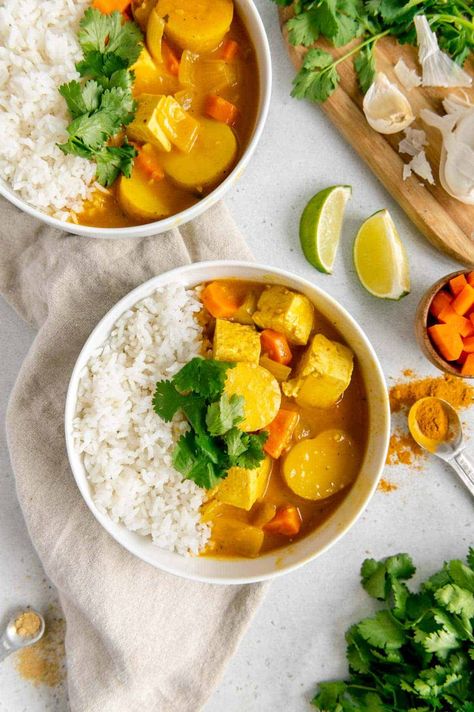 Skip the takeout, and make this Thai vegan yellow curry with potatoes, carrots, onions, and tofu. This is a one-pot meal that is perfect for those hectic weeknights. The recipe comes together in under an hour and is loaded with vegetables, and can be served over rice. Finish this dish off with some fresh lime juice and cilantro, and you have yourself a yummy meal. The whole family will love this cozy, hearty dinner, especially during winter! Curry Carrots, Vegan Yellow Curry, Curry With Potatoes, Yellow Curry Recipe, Thai Vegan, Thai Yellow Curry, Cilantro Recipes, Vegan Tzatziki, Carrots Potatoes