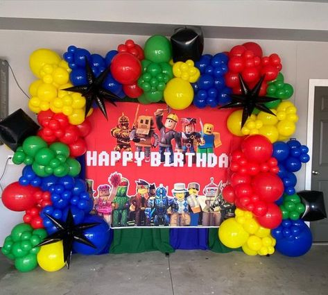 Roblox Balloon Garland, Roblox Balloon Decor, Roblox Birthday Party Ideas Decor, Roblox Decoration Ideas, Roblox Theme Party, Roblox Themed Birthday Party, Roblox Party Decorations, 7th Birthday Party For Boys, Halo Birthday Parties