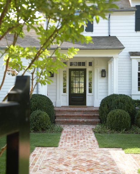 Beeton & Company on Instagram: “A classic Entry Porch for one of our East Hampton Village homes…@beetonandcompany @landscapedetails #boxwood #thehamptons…” Colonial House Exterior Front Steps, Bluestone Front Stoop, Colonial House Front Walkway, Bluestone Walkway To Front Door, Front Entryway Ideas Exterior, European Home Exterior, Cottage Style Homes Exterior, Cobblestone Front Steps, Brick Driveway