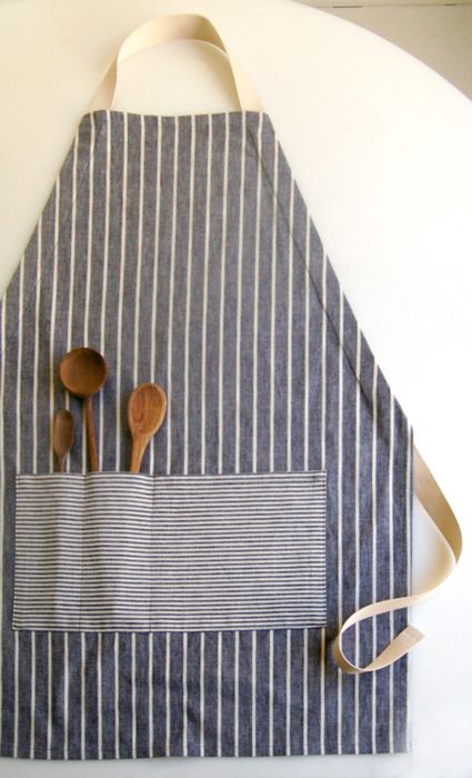 Adjustable Unisex Apron I love modern aprons! This seems to be a great tutorial and an easy project. Modern Aprons, Apron Tutorial, Diy Apron, Purl Bee, Apron Sewing Pattern, Trendy Sewing, Costura Diy, An Apron, Sewing Aprons