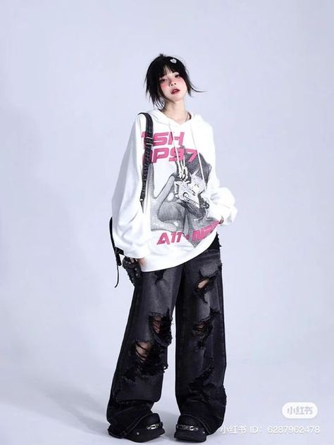 Japanese Street Fashion Grunge, Japanese Street Fashion Women, Japanese Streetwear Women, Peony Aesthetic, Trending Streetwear, Women Advice, 2000s Japanese Fashion, Japanese Street Wear, Asian Streetwear