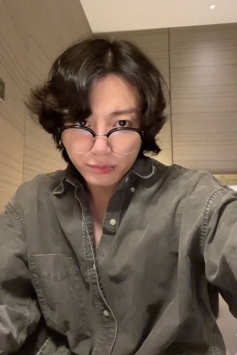 Jungkook Glasses, Curl Hair With Straightener, Jungkook Funny, Asian Hair, Jungkook Cute, Foto Jungkook, Korean Pop, Kpop Guys, Curled Hairstyles