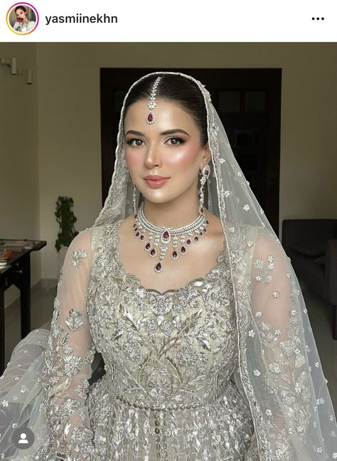 Pakistani Bridal Makeup Red, Red Smokey Eye, Asian Wedding Dress Pakistani, Indian Bridesmaid Dresses, Indian Wedding Gowns, Pakistani Bridal Makeup, Bridal Makeup Images, Desi Wedding Dresses, Asian Bridal Dresses