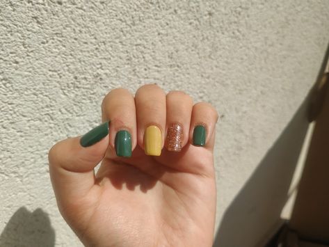 Emerald Green And Yellow Nails, Dark Green And Yellow Nails, Green And Mustard Nails, Green And Yellow Nails Design, Green And Yellow Nails, Jade Nails, Stylish Nails Designs, Simple Nail, Senior Prom