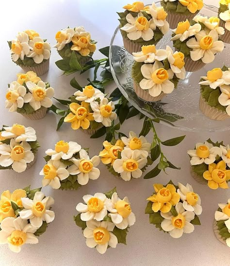 Bouquet Cookies, Petal Cupcakes, Buttercream Flowers Tutorial, Garden Cupcakes, Cupcake Flower Bouquets, Cupcakes With Buttercream, Flower Piping, Cupcake Flowers, Cupcake Flower