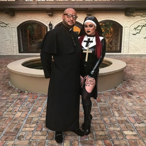 Priest And Nun Costume Couple Halloween, Diy Nun Costume Halloween, Nun Costume College, Nun Costume Makeup, Nun Makeup Halloween, Nun And Priest Costume Couple, Priest Halloween Costume, Nun Fancy Dress, Priest Halloween