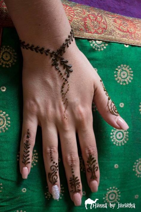 Henna Bracelet, Bracelet Henna, Mendhi Tattoo, Cultural Museum, Mehndi Ideas, Beginner Henna, Henna Inspiration, Henna Inspo, Red Henna