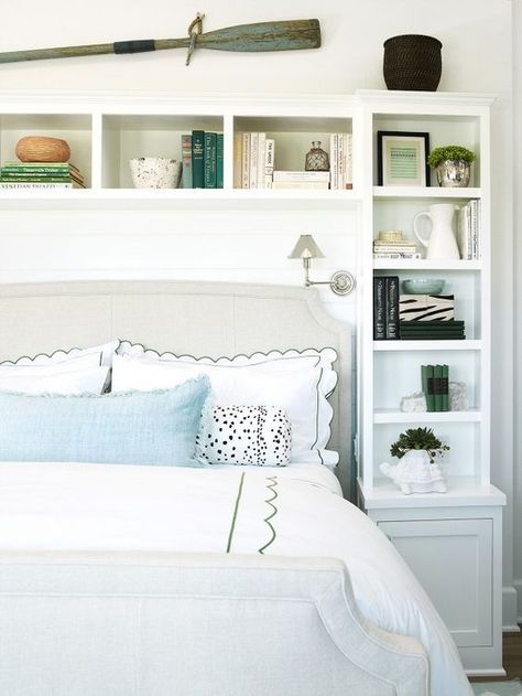 Built-ins around Bed - Inspiration - Remodelando la Casa Bedroom Shelving, Office Things, Beach Style Bedroom, Bedroom Built Ins, Bedroom Shelves, Fresh Bedroom, Reading Lights, Bedding Inspiration, Head Board