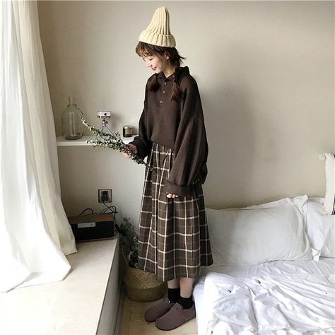 Long Plaid Skirt Outfit, Skirt Outfit Korean, Long Pleated Skirt Outfit, Midi Skirt Outfit Winter, Skirt Outfits Korean, A Line Skirt Outfits, Long Skirt Winter, Long Plaid Skirt, Skirt Preppy