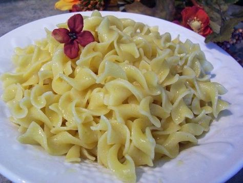 The creamiest buttered egg noodles you will ever taste. Always a hit and easy to prepare. Buttered Egg Noodles Recipe, Buttered Egg Noodles, Egg Noodle Recipes, Pasta Sides, Buttered Noodles, Huevos Fritos, Think Food, Goulash, Rigatoni