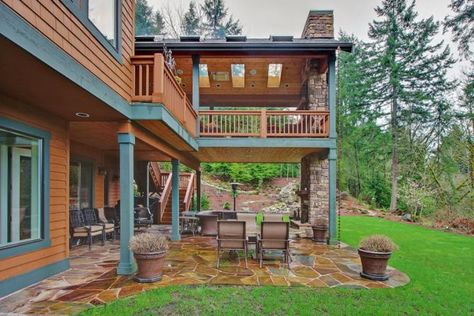 Gives the 2nd story a "main front entrance" Rustic Deck, Two Level Deck, Second Floor Deck, Deck Design Ideas, Second Story Deck, Deck Fireplace, Multi Level Deck, Deck Remodel, Terrasse Design