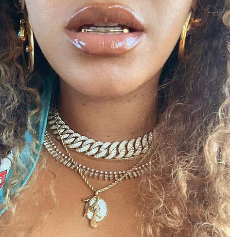 Dripping gold: To top things off, she shared two photos of herself rocking a set of minimal gold grills on her teeth along with layers of gold chain necklaces Grill Teeth Female, Grillz Teeth Female, Grillz Aesthetic, Gold Teeth Grills, Gold Grills, Girl Grillz, Grillz Teeth, Gold Grill, Grill Ideas