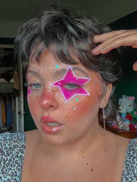 Concert Face Paint, Waterparks Concert Outfit, Pink Star Makeup, Whimsygoth Makeup, Star Clown Makeup, Star Face Paint, Star Makeup Look, Silly Makeup, Kidcore Makeup