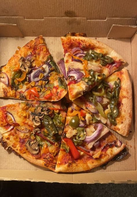 A FURIOUS Pizza Hut customer claims he was sent leftovers with a slice missing after placing an order with his local eatery. Darren Davies said he was “dribbling” when the Just Eat delivery driver knocked on his door – but when he opened the takeaway box, he had a nasty shock. Instead of his American […] Pizza Hut Restaurant, Reheat Pizza, Types Of Pizza, Bbq Pizza, Just Eat, Delivery Driver, Pizza Hut, Local Restaurant, Vegetable Pizza