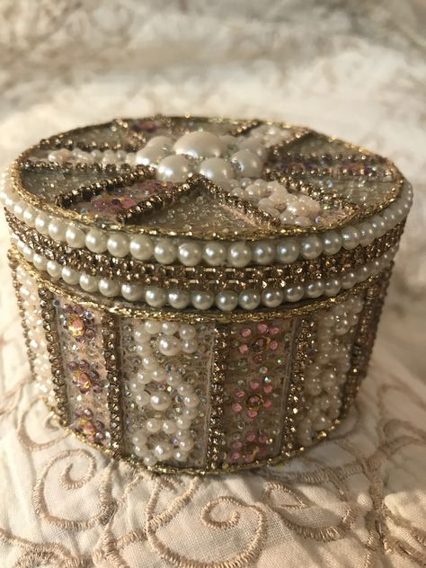 Bedazzled Jewelry Boxes, Bling Items, Bedazzled Jewelry, Wooden Box Diy, Pearl Ornaments, Jewelry Box Makeover, Vintage Jewelry Repurposed, Jewelry Box Diy, Vintage Jewelry Crafts