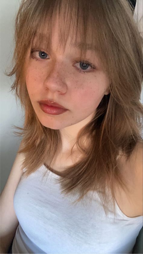 Shaggy Wolfcut, Short Light Brown Hair, Bangs Light, Grunge Haircut, Shoulder Length Hair With Bangs, Light Bangs, Light Brown Colour, Girl Streetwear, Wispy Hair