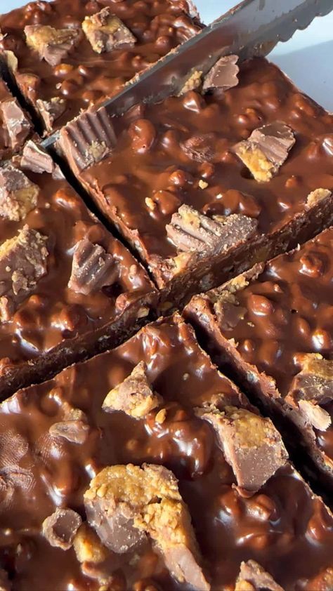 9x13 Recipes, Chocolate Peanut Butter Crunch Bars, Easy Squares, Peanut Butter Crunch Bars, Chocolate Crunch Bars, Crunch Bars Recipe, Rice Krispie Bars, 2023 Food, Pb Cups