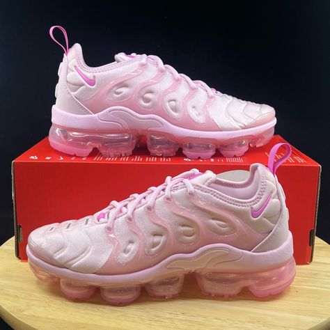 Pink Vapormax Nike, Vapormax Nike, Nike Vapor Max, Demonia Shoes, Nike Air Vapormax Plus, Air Vapormax Plus, Shoe Inspo, Girly Shoes, Air Vapormax