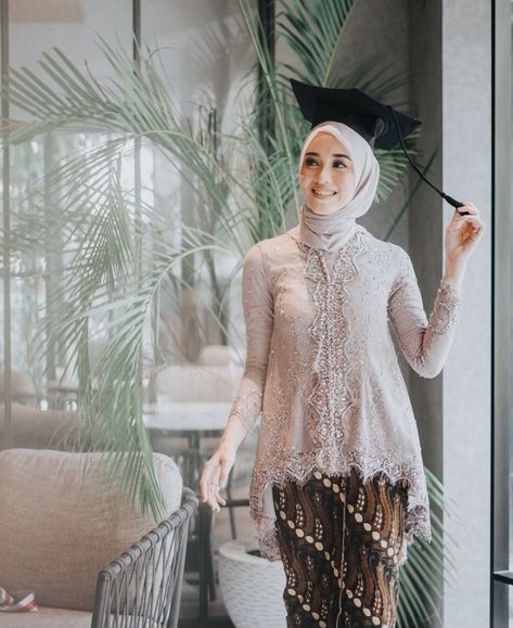 Kebaya Brokat Modern, Model Kebaya Wisuda, Kebaya Wisuda Modern, Kebaya Modern Hijab, Model Dress Kebaya, Dress Muslim Modern, Kebaya Lace, Batik Dress Modern, Model Kebaya Modern