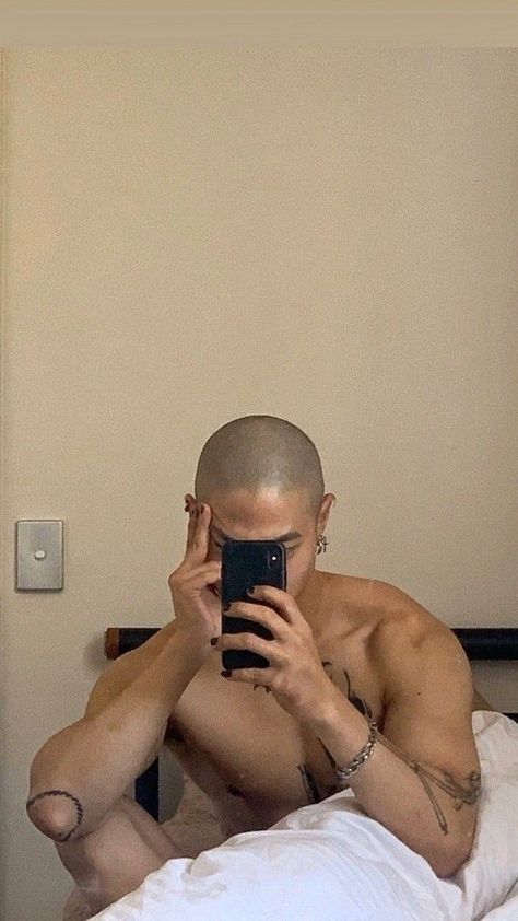 Asian Mens Fashion, Bald Head Man, Angelic Men, Shaved Head Styles, Bald Person, Bald Baddie, Bald Boy, Bald Style, Bald People