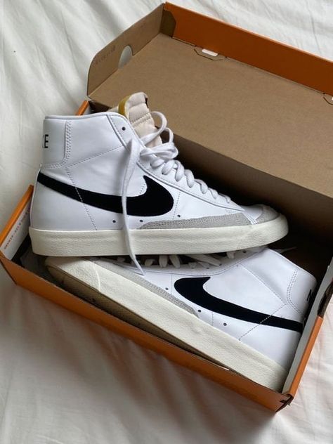 Style Masculin, Trendy Shoes Sneakers, Dr Shoes, Pretty Shoes Sneakers, All Nike Shoes, Nike Blazers Mid, Cute Nike Shoes, Hype Shoes, Blazer Mid