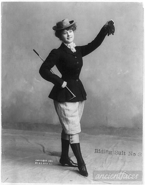 Riding outfit in 1901 Unknown family photo Edwardian Fashion Women, Riding Habit, Bijoux Art Nouveau, Equestrian Chic, 1900s Fashion, Gibson Girl, Victorian Women, Old Fashion, Riding Outfit