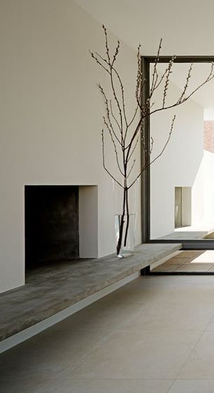 Modern White Fireplace with large branches in glass vase. #interiordesign #design #modern #fireplace #white Minimalist Fireplace, Design Camino, Minimalist Dekor, Interior Design Minimalist, Interior Minimalista, Fireplace Remodel, Fireplace Ideas, Home Fireplace, Modern Fireplace