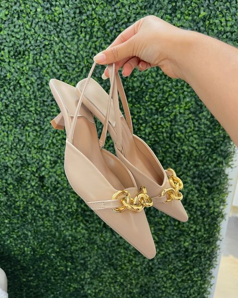 Camel Gold Chain Kitten Heels✨🤎 Sizes: 5.5, 6, 6.5, 8, 7.5, 8, 8.5, 9.5, 10🤩 Readily available 🤎☀️ Elegant Luxury Gold Kitten Heels, Glamorous Gold Kitten Heels, Luxury Gold Kitten Heels, Luxury Chic Kitten Heels With 4-inch Heel, Gold Kitten Heels, Gold Kitten Heels With 4-inch Heel, Gold Chains, Kitten Heels, Camel