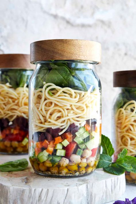 Meal Prep Pasta Salad, Meal Prep Pasta, Jar Meal Prep, Creamy Chipotle Dressing, Spaghetti With Spinach, Salad Jar Recipe, Food Dolls, Jar Salad, Mason Jar Salad Recipes