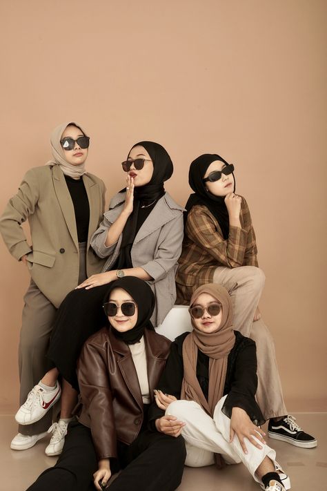 Group Photo Outfit Ideas, Dresscode For Group Hijab, Outfit Photo Studio, Ootd Foto Studio, Brown And Orange Outfit, Yearbook Photoshoot, Dress Code Outfits, Group Photo Poses, Group Picture Poses