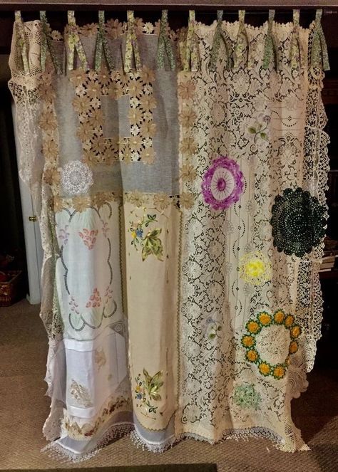 Doily Curtains, Bohemian Studio, Shabby Chic Shower Curtain, Patchwork Curtains, Doilies Crafts, Shabby Chic Bathroom, Boho Deco, Chic Bathrooms, Table Cloths