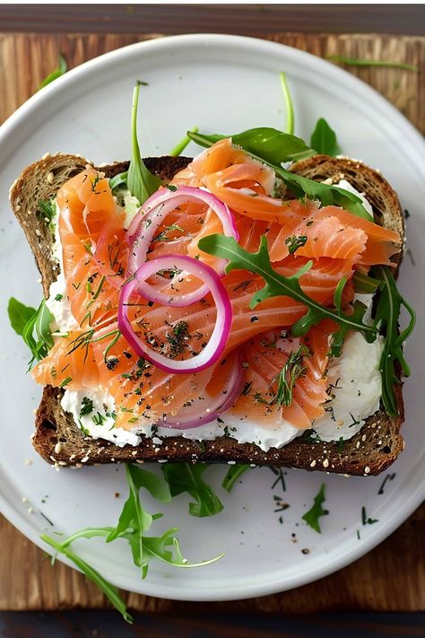 Sandwich With Cream Cheese, Best Smoked Salmon, Smoked Salmon Sandwich, Salmon Sandwich, Smoked Salmon Recipes, Fish Sandwich, Whipped Cream Cheese, Nutritious Diet, Food Earrings