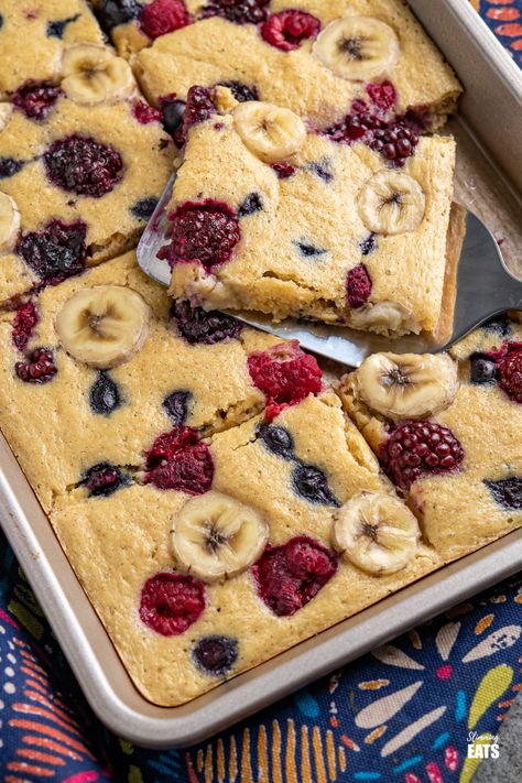 Sheet Pan Oat Pancakes - love pancakes but hate the flipping and standing at the stove? These easy sheet pan oat pancakes with berries and banana is the perfect effortless breakfast. Slimming World and Weight Watchers friendly Sheet Pan Oatmeal, Delicious Healthy Breakfast Recipes, Yummy Healthy Breakfast, Oat Pancakes, Oatmeal Pancakes, Yummy Pasta Recipes, Pancakes Healthy, Baked Oats, Sheet Pan Recipes