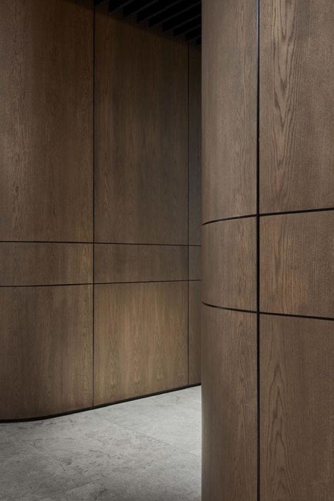 Wood Wall Paneling Modern, Wooden Wall Design, Interior Kantor, Wood Wall Design, Wooden Panelling, Urban Interiors, Wooden Wall Panels, Curved Wood, Interior Modern