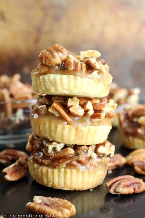 1 Zucchini Recipe, Pecan Pie Shortbread, Vegan Christmas Cookies Recipes, Caramel Pecans, Maple Caramel, Pecan Shortbread, Vegan Christmas Cookies, Vegan Pecan, Pecan Pies