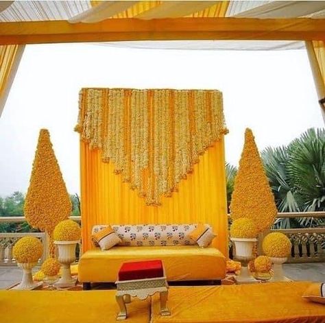 Haldi Function Decoration, Haldi Backdrop, Marriage Hall Decoration, Haldi Decorations, Haldi Decor Ideas, Haldi Decoration Ideas, Haldi Ceremony Decorations, Indian Wedding Stage, Small Wedding Decor