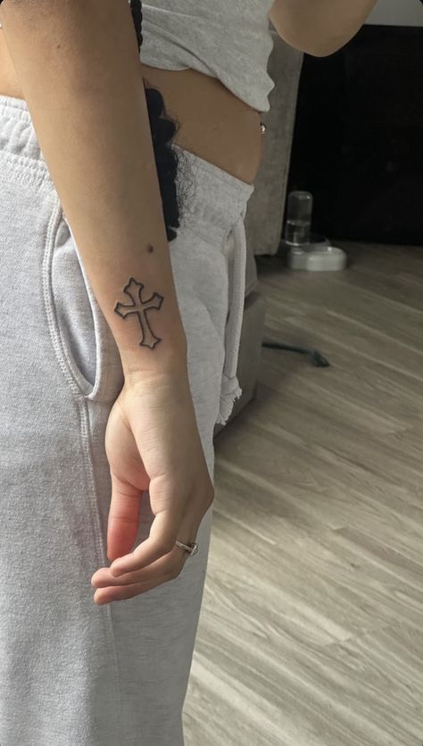 Cross Tattoo On Hand, Unique Cross Tattoos, Tattoo Homme, Tattoo Spots, Cross Tattoos For Women, Cross Tattoos, Red Ink Tattoos, Pretty Tattoos For Women, Stylist Tattoos