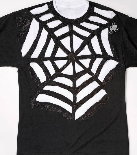 Spider Web T-Shirt instructions: 1. Lay out shirt on flat service. 2. Using masking tape make a spider web outline on front of shirt. 3. Cut out the spaces without tape using scissors. 4. After all spaces are cut, carefully remove tape. 5. Stretch cut spaces to make edges curl slightly. 6. Wear black shirt over white shirt. Diy Spider Web, Spider Web Shirt, Spider Web Costume, Diy Halloween Shirts, Diy Spider, Moldes Halloween, Dekorasi Halloween, Spider Costume, Hallowen Costume