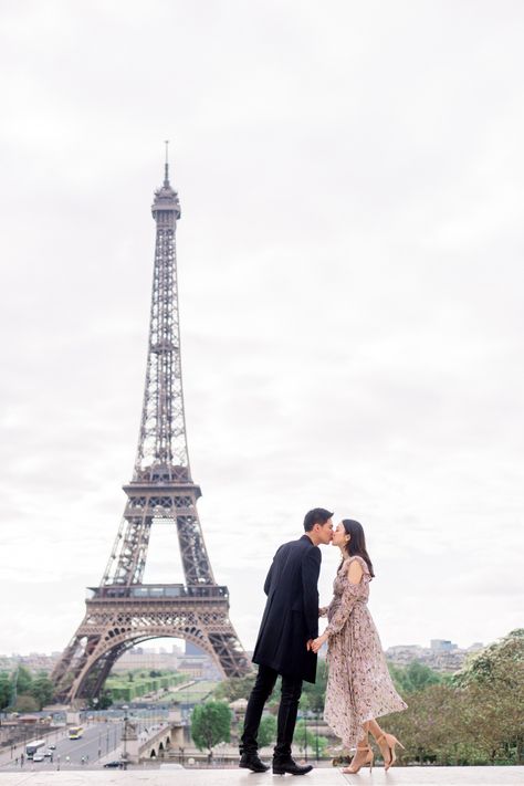 Maternity photo session in Paris Paris Pregnancy Announcement, Photoshoot In Paris, Asian Couple, Maternity Photoshoot, Pregnancy Photoshoot, Photo Session, Pregnancy Photos, Pregnancy Announcement, Photo Sessions