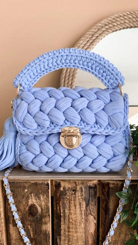 Crochet Fancy Purse Patterns Designs Free https://www.youtube.com/watch?v=47agCd9SA14 Crochet Purse Pattern Free, Crochet Shoulder Bags, Crochet Bag Tutorials, Crochet Clutch, Crochet Handbags Patterns, Handbag Pattern, Crochet Purse Patterns, Handbag Patterns, Purse Patterns