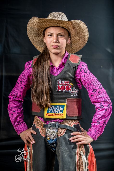 Meet the 13-Year-Old Bull Rider Who’s the Only Girl on the Aspiring Pro Tour Bull Rider Aesthetic, Rodeo Photos, Rodeo Aesthetic, Visual Photography, Pbr Bull Riders, Rodeo Quotes, Rodeo Art, Guy Pics, Horse Competition