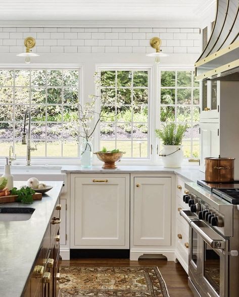 High End Kitchen Design Classic, Grand Millennial Kitchen, Casement Windows Kitchen, Southern Kitchen Design, Traditional Home Kitchen, Farmhouse Traditional Kitchen, Charleston Kitchen, New England Kitchen, Colonial Kitchen Remodel