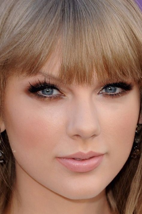 Taylor Swift makeup: smokey bronze lids with a pale pink lip and coral cheeks... And some good lashes! Carrie Underwood Makeup, Hairstyle Fringe, Trucco Smokey Eye, Taylor Swift Makeup, Pale Pink Lips, Small Eyes, Celebrity Beauty Secrets, Swift Taylor, Latest Makeup Trends