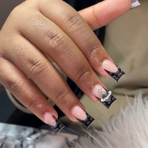 Black Acrylic Powder Nails, Nails Acrylic Black Design, Short Cute Black Nails, Cute Acrylic Nails Black, Black Inspo Nails, Short Gel Nails Black, Black Nail Short, Short Black Acrylic Nails Designs, Black French Tip Designs