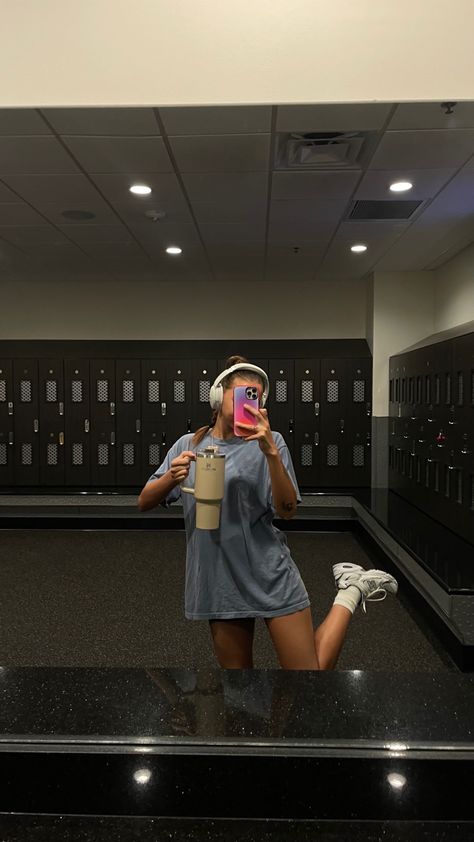 girl with over the ear headphones holding a Stanley cup wearing new balance 530’s and an oversized t shirt at the gym Gym Headphones, Headphone Outfit, Oversize Tshirt Outfits, Oversize Outfit, Gymwear Outfits, Outfit Oversize, Outfit Gym, Aesthetic Gym, Fitness Wear Outfits