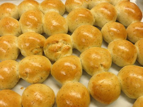 dillrolls5 Breads & Buns, Drying Dill, Fresh Dill, Rolls Recipe, Dinner Rolls, Easter Recipes, Main Meals, Hamburger Bun, Bread Baking