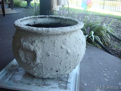 cheap plastic cauldron tranformed. Primed, thn mixed low voc latex paint, with lots of sand (for texture) and some flour (for glue). Paint Faux Iron, Witches Cauldron, Halloween Yard, Halloween 2019, Halloween Deco, Free Halloween, Halloween Props, Halloween Projects, Outdoor Halloween