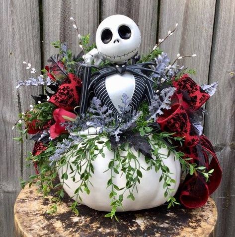 Character Wreaths, Halloween Arrangements, Nightmare Before Christmas Babyshower, Halloween Doors, Christmas Wedding Themes, Nightmare Before Christmas Wedding, Christmas Hand Painted, Nightmare Before Christmas Decorations, Halloween Props Diy