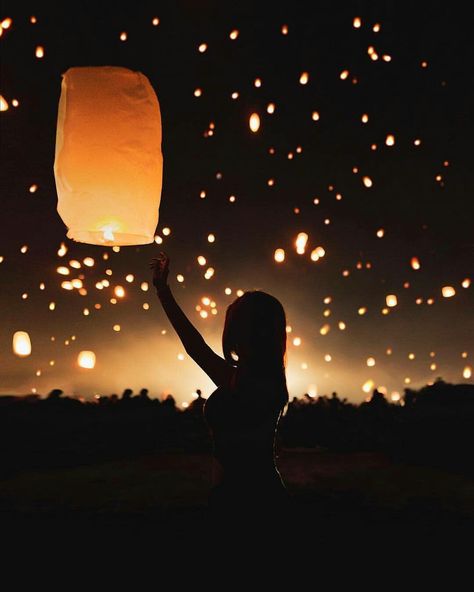 Night of lanterns Sky Lanterns Photography, Lantern Aesthetic, Lantern Photography, Floating Lanterns, Sky Lanterns, Disney Instagram, Profile Pictures Instagram, Landscape Illustration, Amazing Art Painting