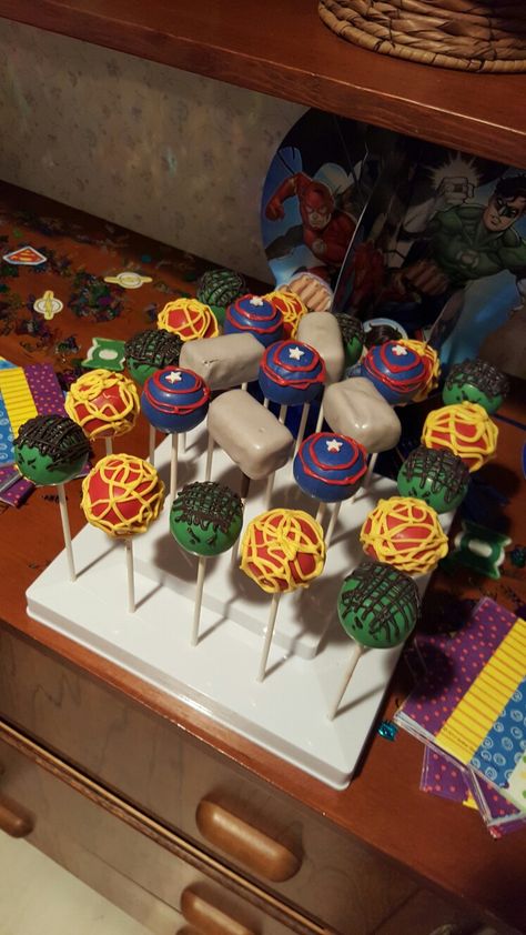 Avengers Birthday Party Desserts, Avengers Treat Table, Dinosaur Outdoor Birthday Party, Super Hero Cake Pops, Hulk Cake Pops, Avengers Cake Pops, Marvel Cake Pops, Superhero Cake Pops, Superhero Birthday Party Food